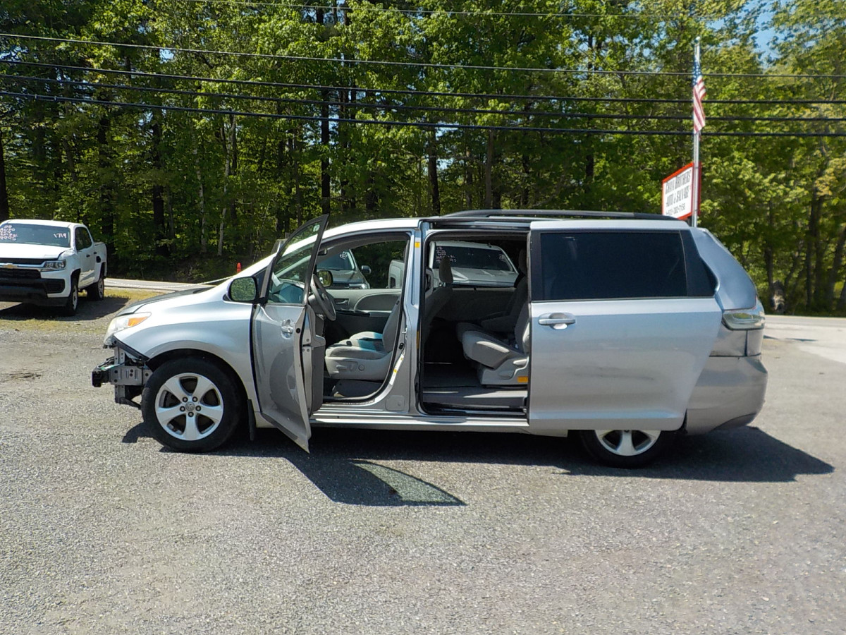 Toyota Sienna Image 10