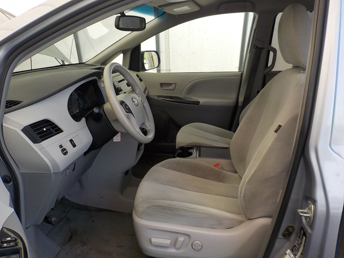 Toyota Sienna Image 11
