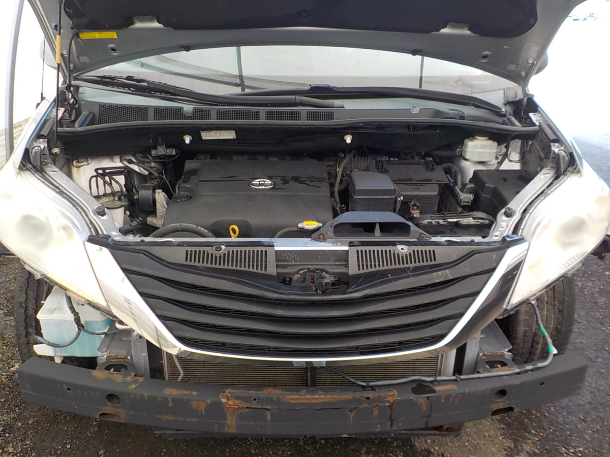 Toyota Sienna Image 2