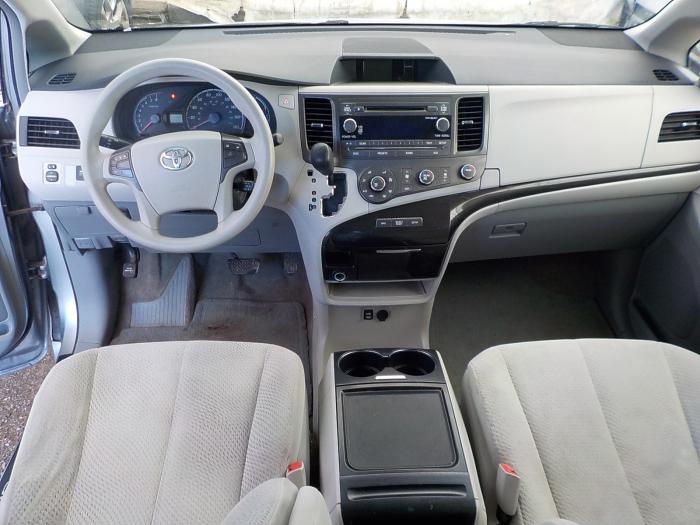 Toyota Sienna Image 3