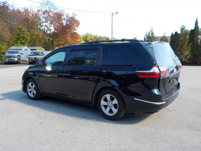 Toyota Sienna Image 4
