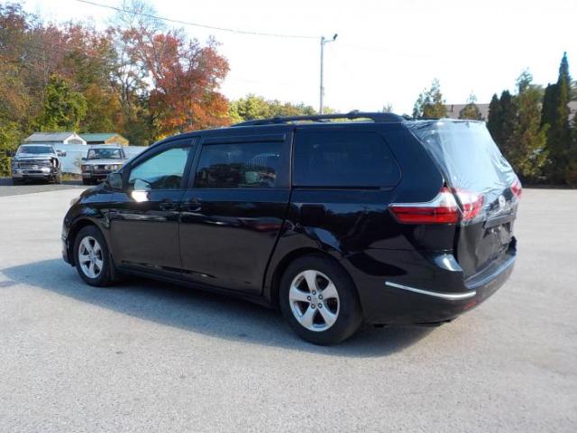 Toyota Sienna Image 4