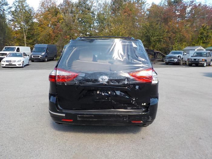 Toyota Sienna Image 5