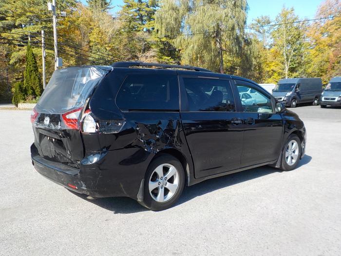 Toyota Sienna Image 6