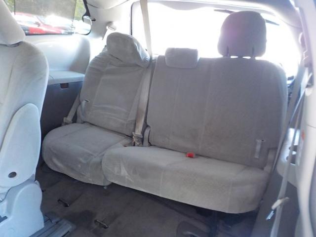 Toyota Sienna Image 12