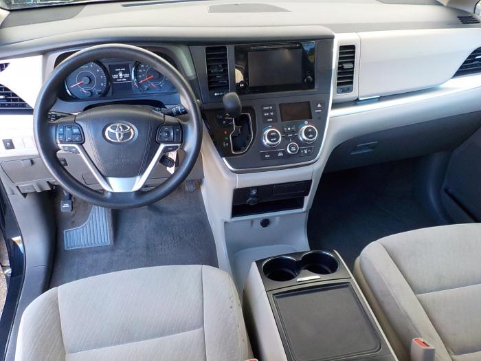 Toyota Sienna Image 13