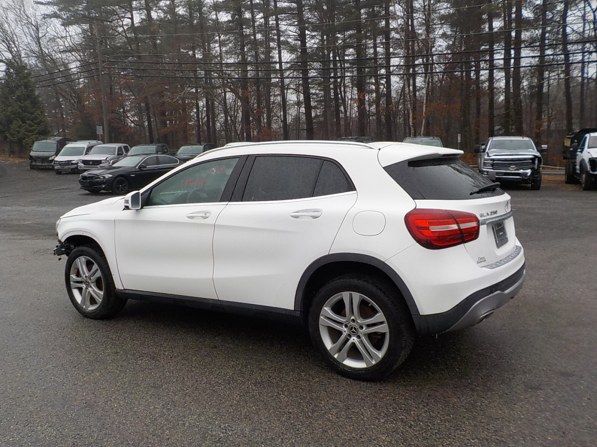 Mercedes-Benz GLA Image 11