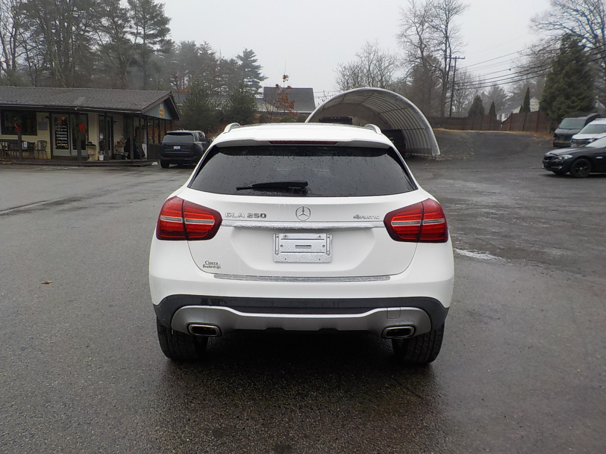 Mercedes-Benz GLA Image 12
