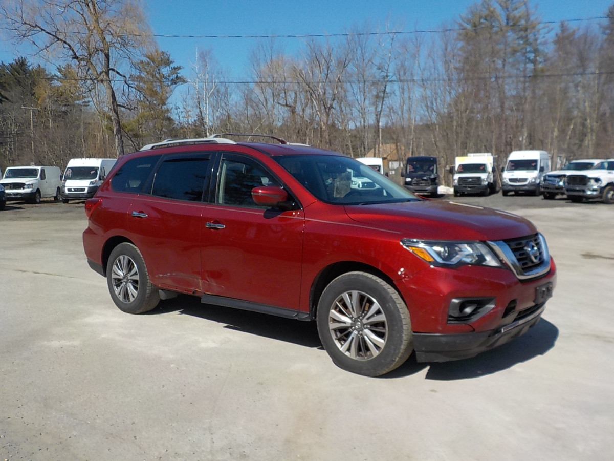Salvage Nissan Pathfinder Image