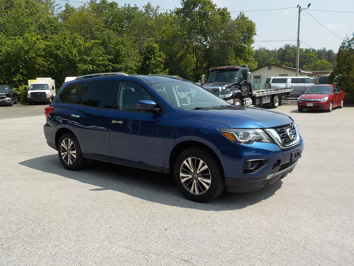 Salvage Nissan Pathfinder Image