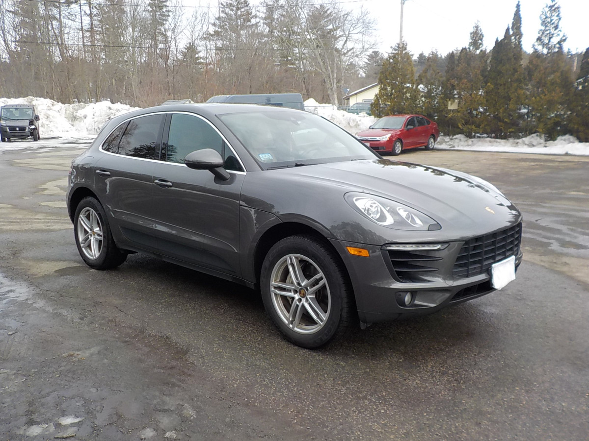 Salvage Porsche Macan Image