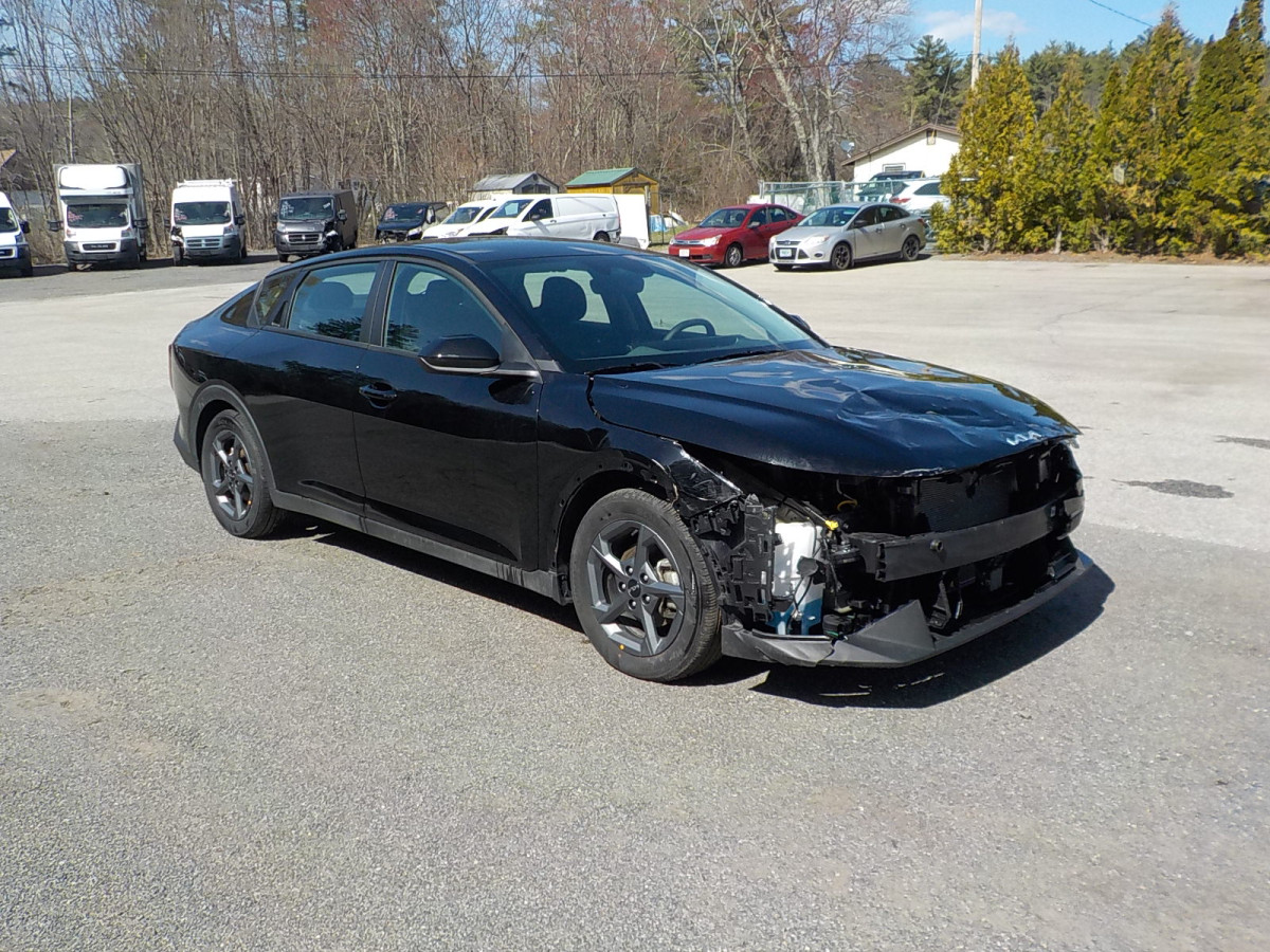 Salvage Kia Amanti Image