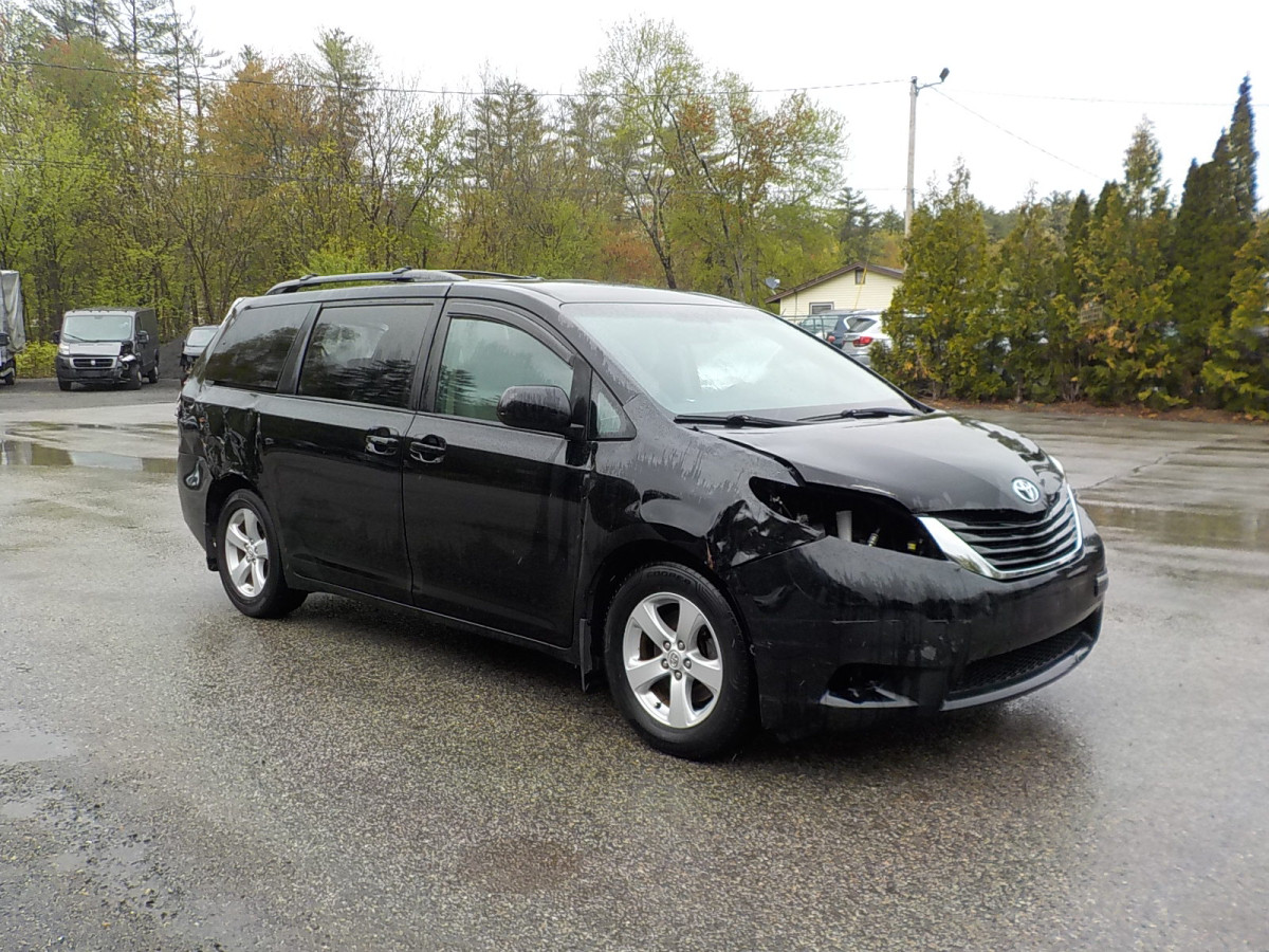 Salvage Toyota Sienna Image