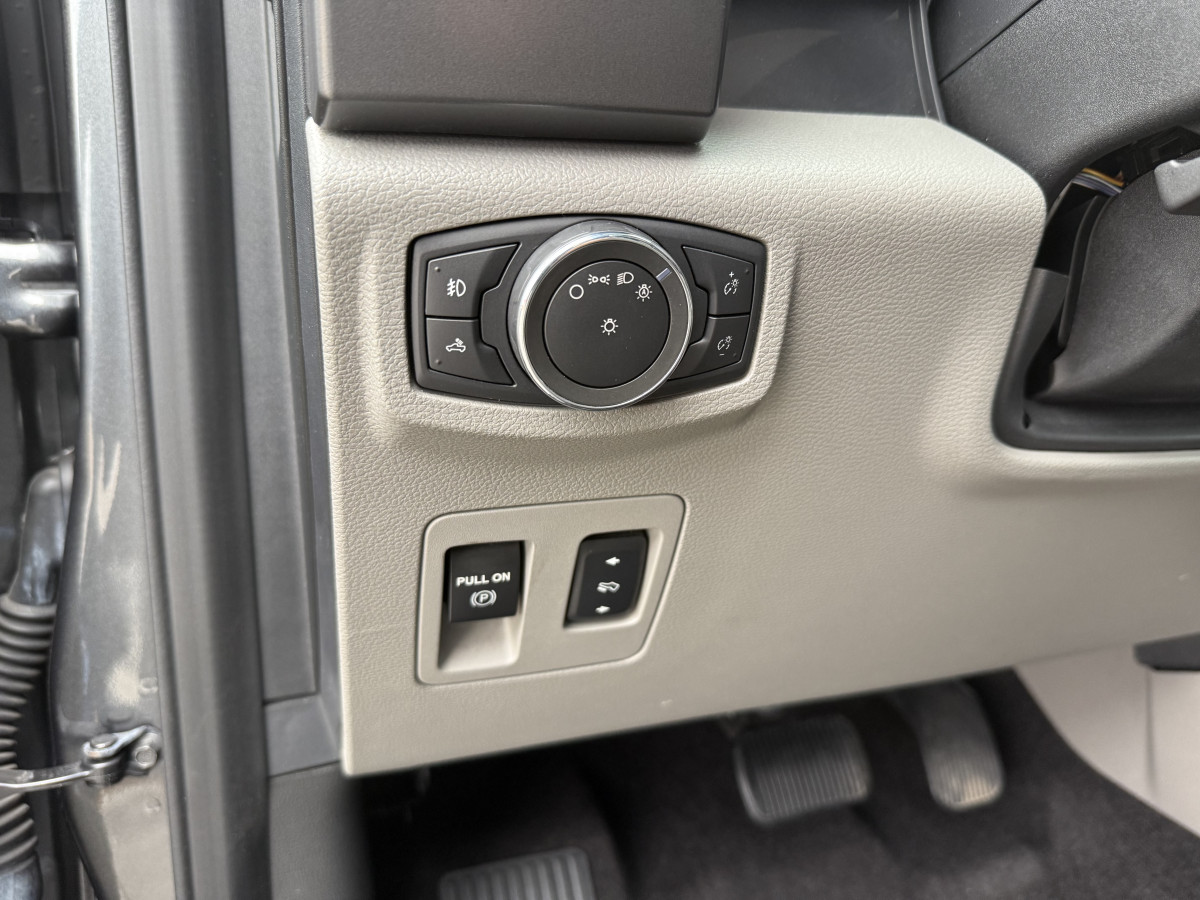 Ford F-150 XLT Image 8