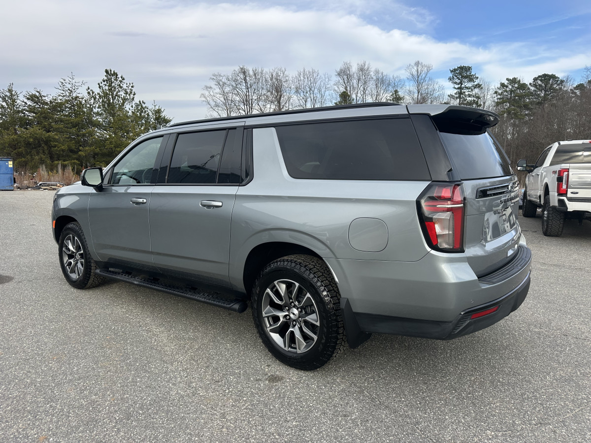 Chevrolet Suburban Image 3