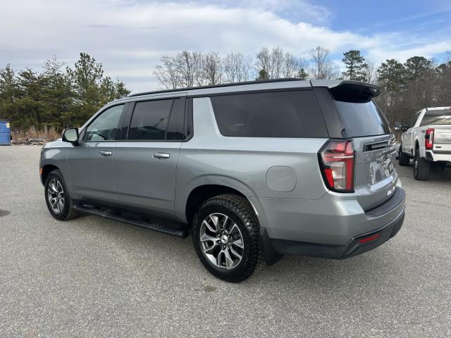 Chevrolet Suburban Image 3