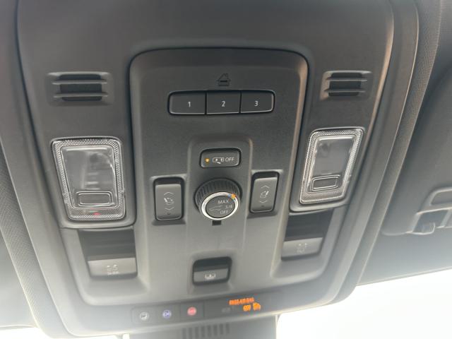 Chevrolet Suburban Image 12