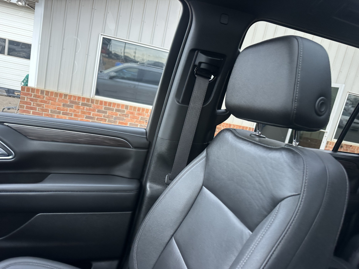 Chevrolet Suburban Image 13