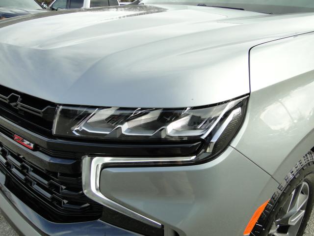 Chevrolet Suburban Image 23