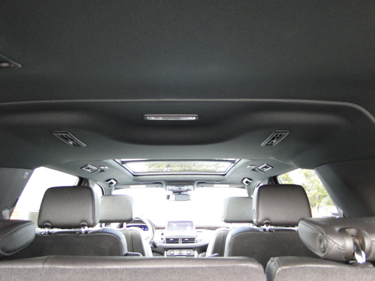 Chevrolet Suburban Image 32