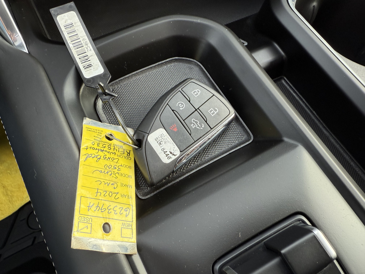 GMC Sierra 3500 Denali Ultimate Image 2