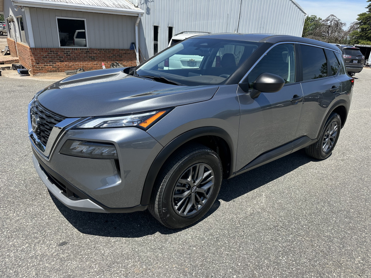Salvage Nissan Rogue Image